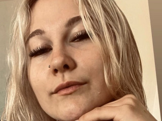 Alter: 19 / Löwe - Alter: 159 / schlank - Geschlecht: weiblich - Ausrichtung: bisexuell - Haare: blond / mittellang - Piercing: Gesicht - bewebmaster-Alter: D - Hautfarbe: weiss - Augen: blau - Rasur: vollrasiert